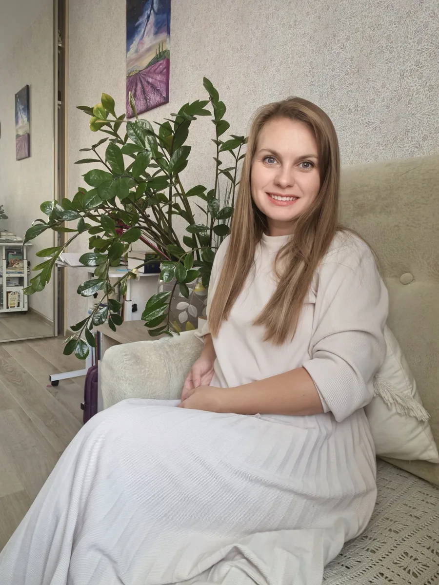 Евгения Герасимович улыбается в домашнем кабинете